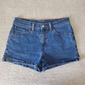 SOLD** Levi's Vintage y2k mid rise stretch denim short